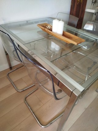 Set da pranzo con tavolo in cristallo e sedie in metacrilato