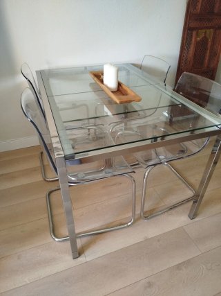 Set da pranzo con tavolo in cristallo e sedie in metacrilato