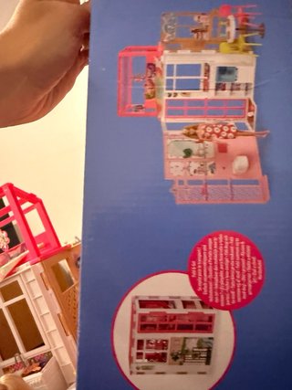 Casa di Barbie con accessori. Include bambola