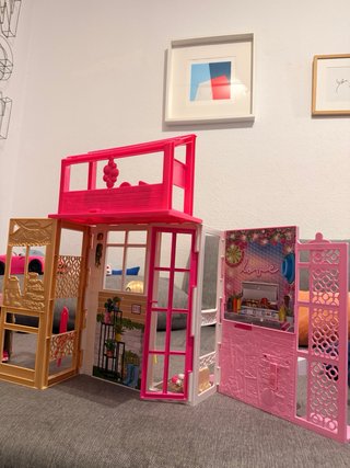 Casa di Barbie con accessori. Include bambola