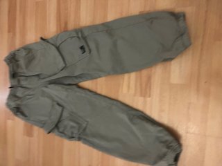 Pantalón cargo verde Zara