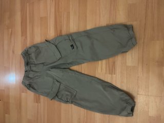 Pantalón cargo verde Zara