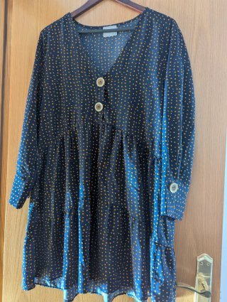 Vestido azul con topos dorados