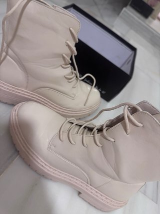 Botines Beige con Cremallera y Cordones