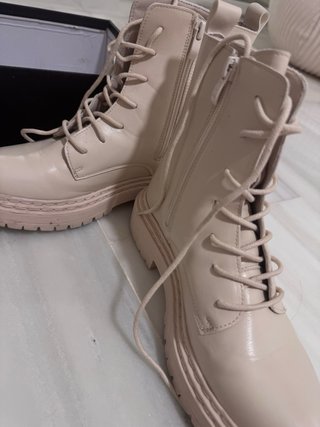 Botines Beige con Cremallera y Cordones