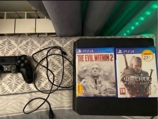 PlayStation 4 (PS4) con juegos y mando