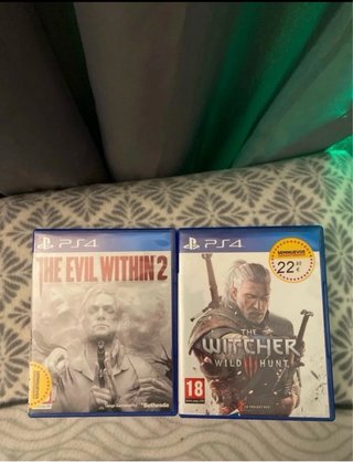 PlayStation 4 (PS4) con juegos y mando