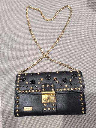 Bolso de fiesta negro con tachuelas