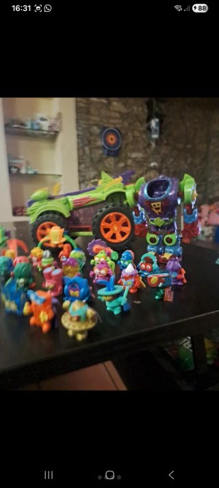 Lote de figuras y vehículo SuperZings
