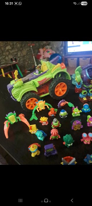 Lote de figuras y vehículo SuperZings