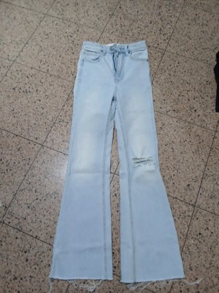 Jeans donna a zampa strappati