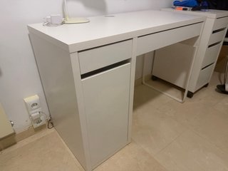 Scrivania bianca in buone condizioni