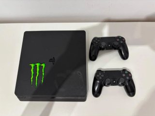Consola PS4 (PlayStation 4) con 2 mandos
