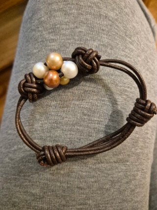Pulsera Cuero Marrón con Perlas