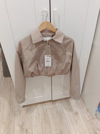 Chaqueta corta beige tipo chubasquero T.XS