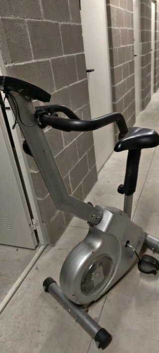 Bicicleta estática plateada