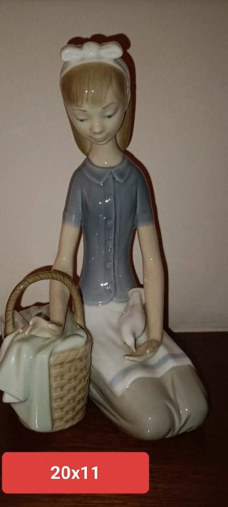 Figura Lladró chica con paloma porcelana