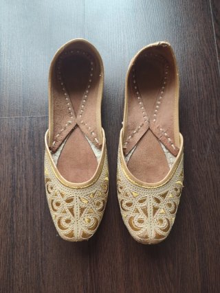 Zapatos artesanales bordados a mano de India