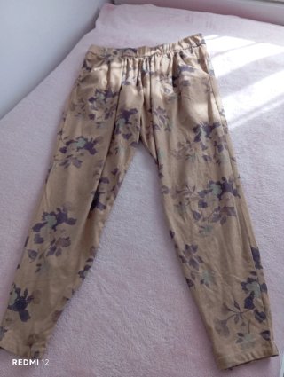 Pantalón Zara floral beige y morado