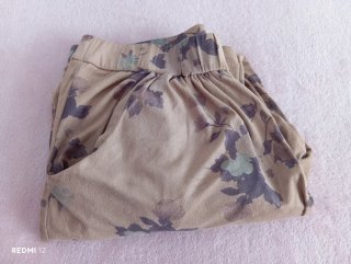 Pantalón Zara floral beige y morado