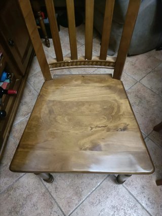 Mesa rústica y 5 sillas de madera
