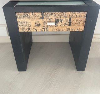 Mesita de madera con diseño cómic