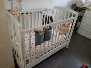 Cuna de bebé blanca y protector cuna de regalo