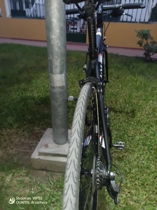 Bicicleta B'Twin Triban 500 y Rodillo bkool pro2