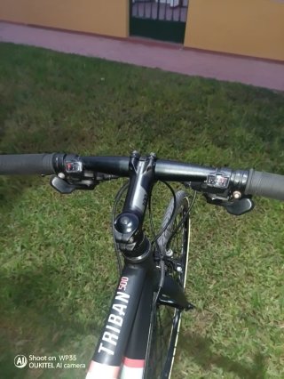 Bicicleta B'Twin Triban 500 y Rodillo bkool pro2