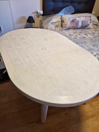 Mesa ovalada blanca de plástico