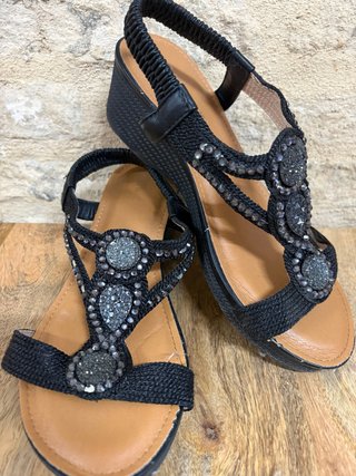 Sandalias negras con pedrería y cuña