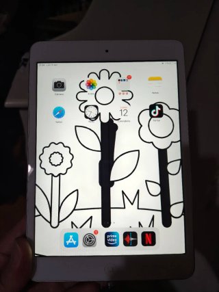 iPad mini 2 con acabado en color blanco.