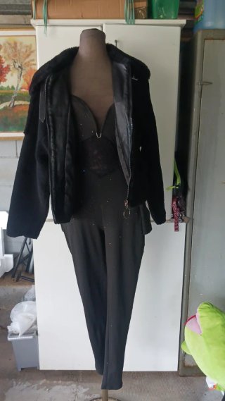 Mono largo y chaqueta negros