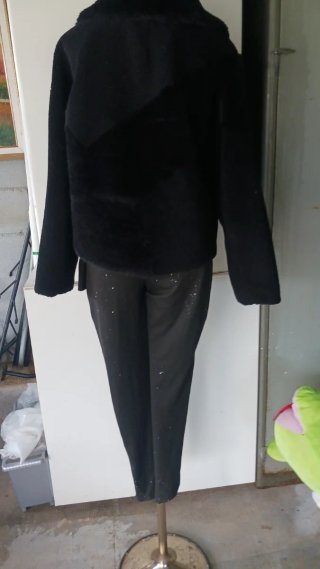 Mono largo y chaqueta negros