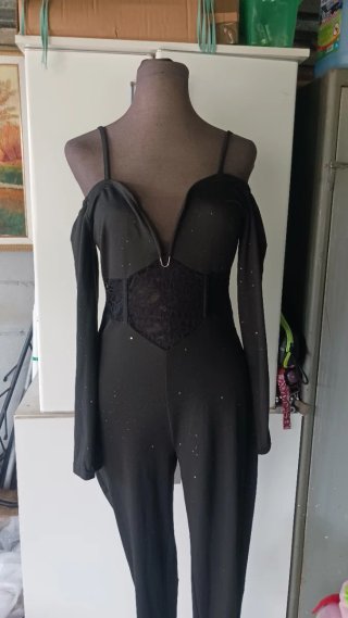 Mono largo y chaqueta negros