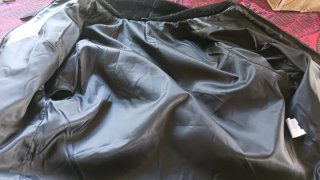 Mono largo y chaqueta negros