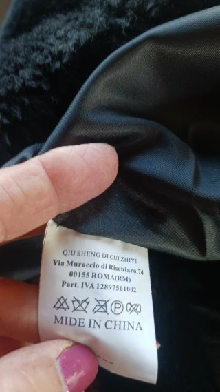 Mono largo y chaqueta negros