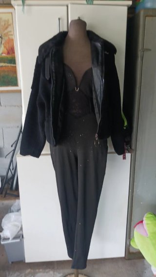Mono largo y chaqueta negros