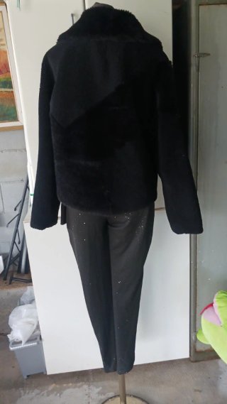 Mono largo y chaqueta negros