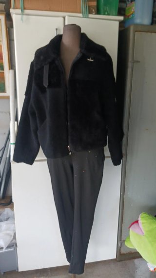 Mono largo y chaqueta negros