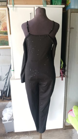 Mono largo y chaqueta negros