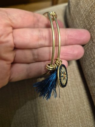 Pulsera dorada Parfois con abalorios