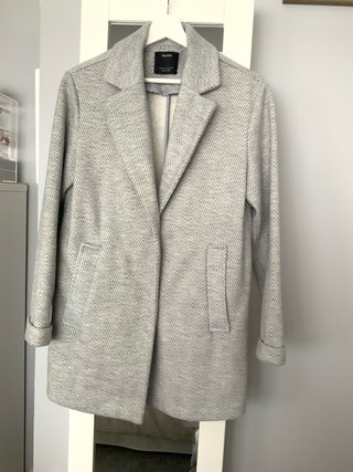Chaqueta Bershka gris con estampado espiga