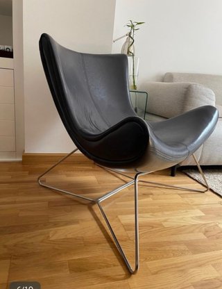Silla de diseño en cuero negro