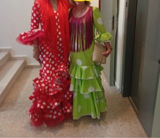 Vestidos de flamenca verde 50 eu. Rojo 70 eur.