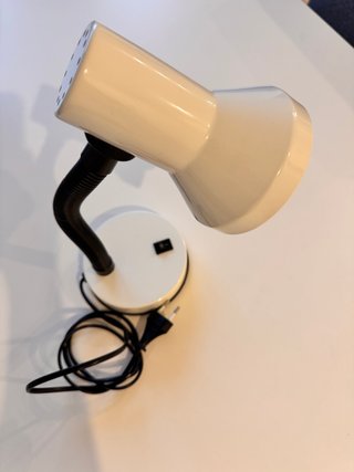 Lámpara blanca de escritorio con cuello flexible