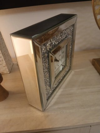 Reloj de Sobremesa con Acabado de Espejo