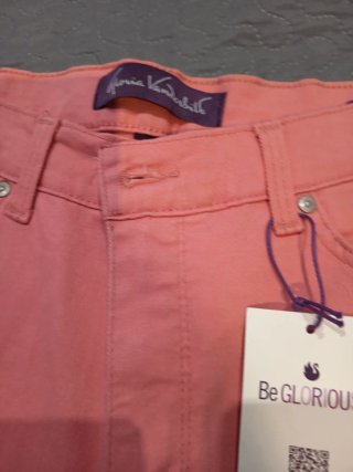 Pantalón vaquero rosa nuevo con etiquetas