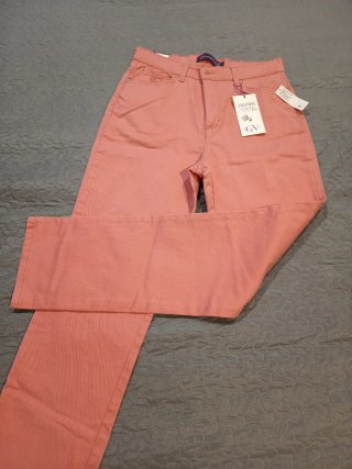 Pantalón vaquero rosa nuevo con etiquetas