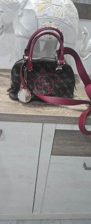 Bolso Guess Negro y granate.